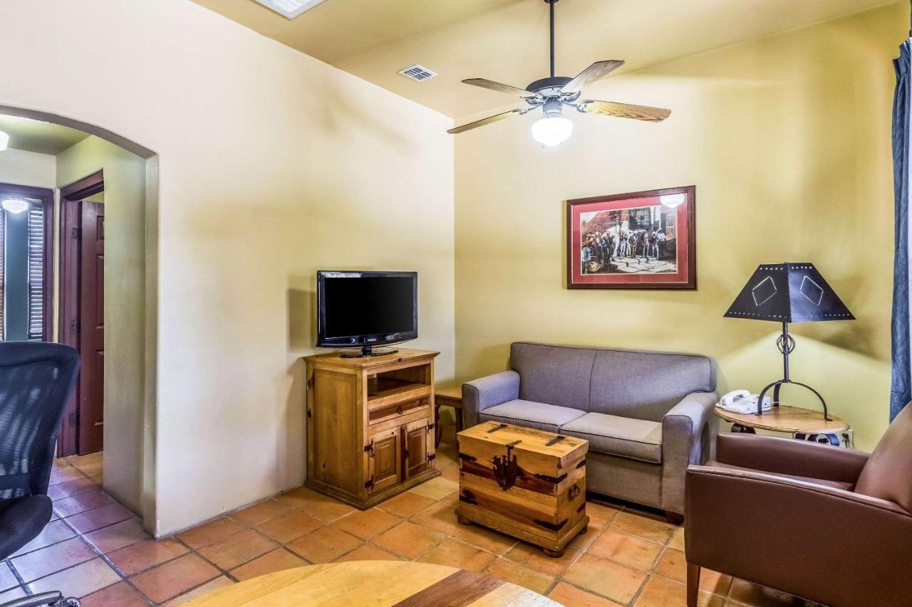 Clarion Inn & Suites At Sharyland Plantation Mission Εξωτερικό φωτογραφία