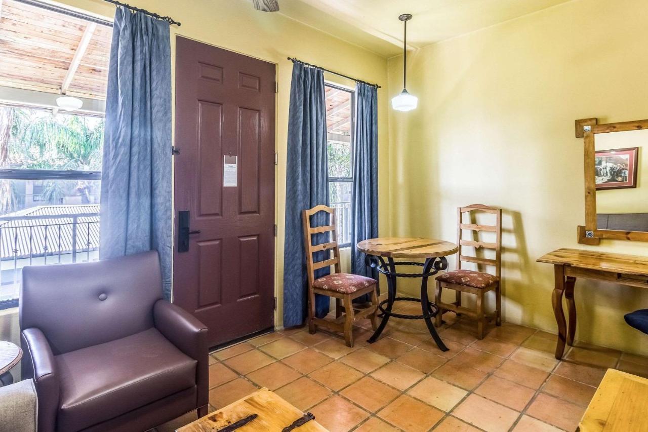 Clarion Inn & Suites At Sharyland Plantation Mission Εξωτερικό φωτογραφία