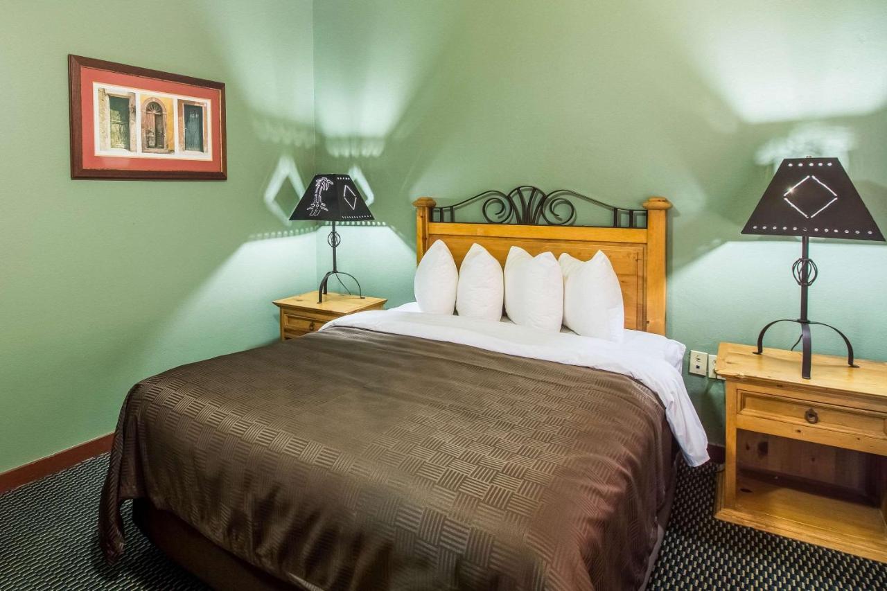 Clarion Inn & Suites At Sharyland Plantation Mission Εξωτερικό φωτογραφία